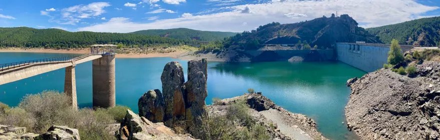 Embalse con presa y pasarela elevada.