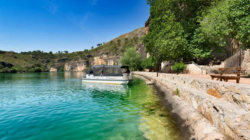 Embarcación amarrada junto a orilla tranquila