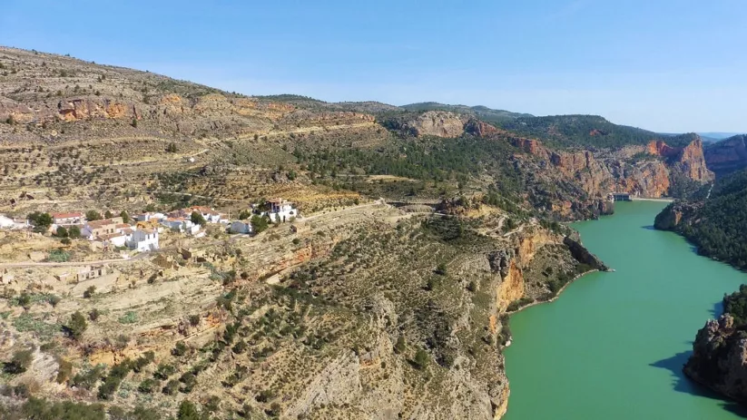 Vista aérea del embalse en Villa de ves