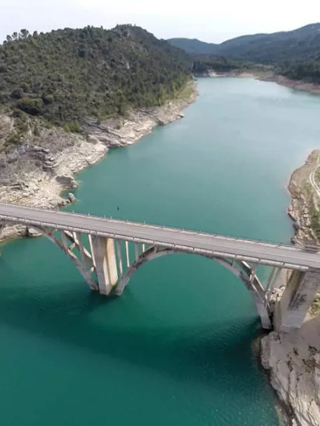Puente sobre aguas turquesas entre montes