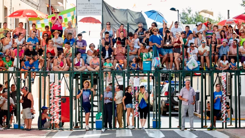 Gradas llenas de público durante un encierro popular