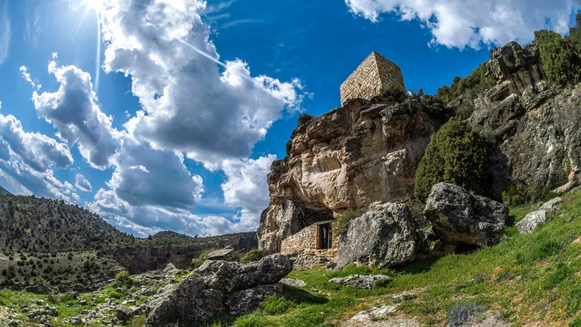 Entrada de cueva en acantilado rocoso