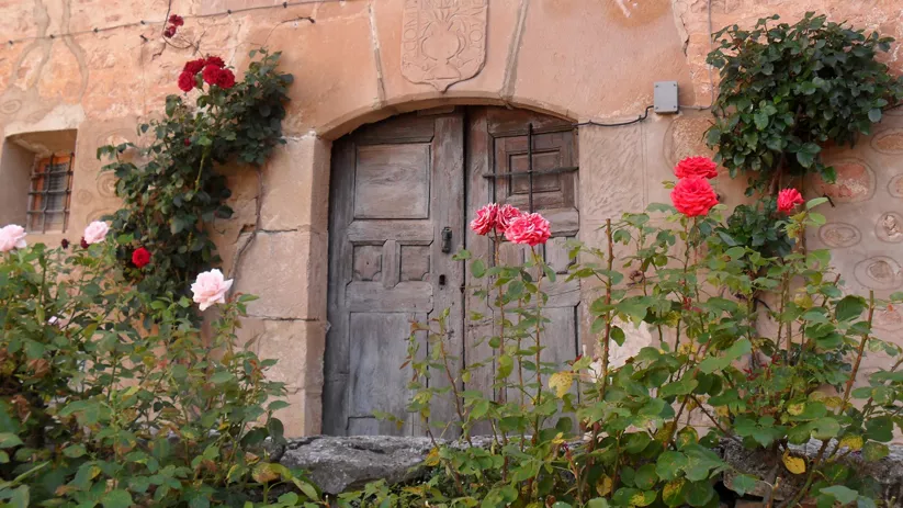 Casa tradicional de piedra con escudo.