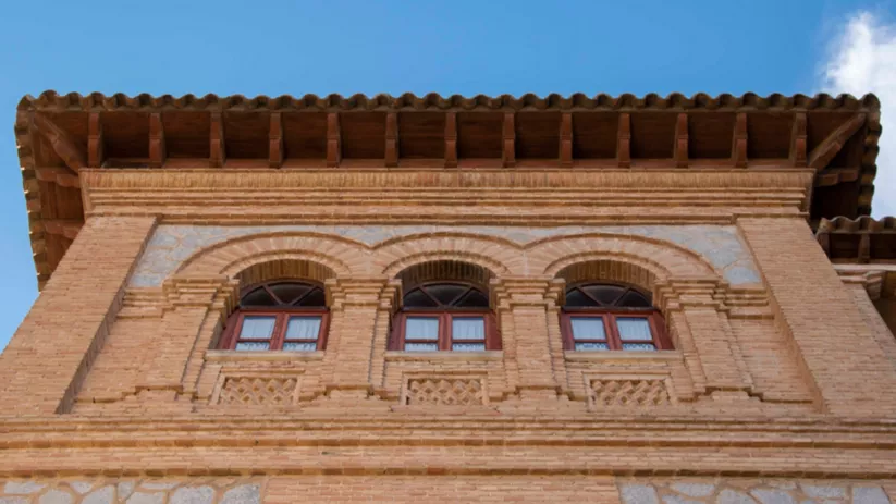 Ventanas de ladrillo decorativo en fachada histórica