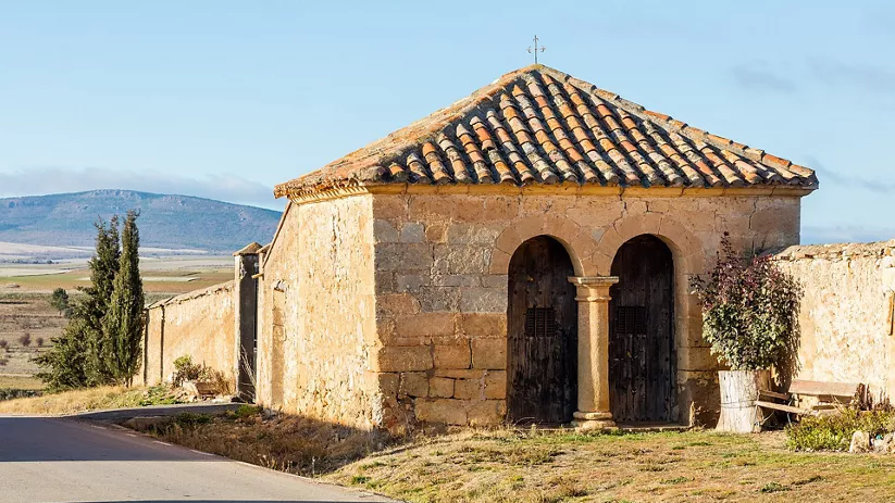 Ermita de piedra junto a paisaje abierto