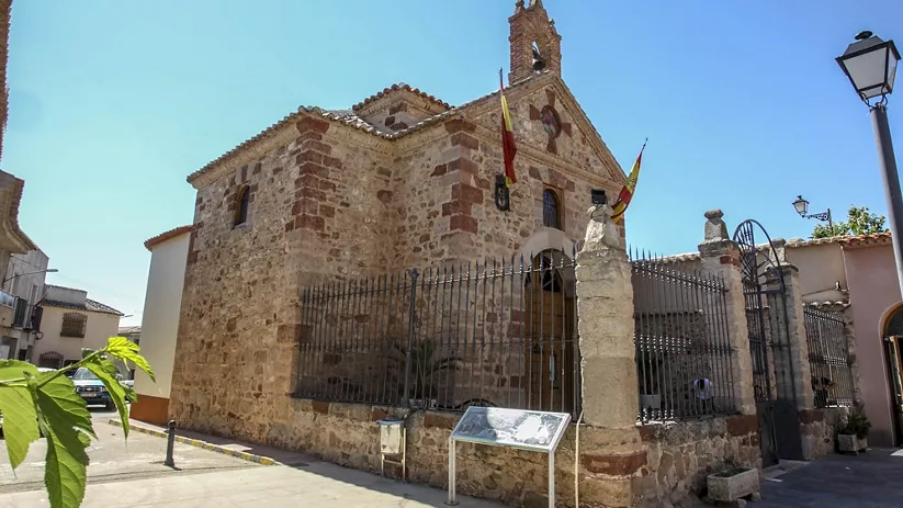 Ermita de piedra con campanario en Cózar.
