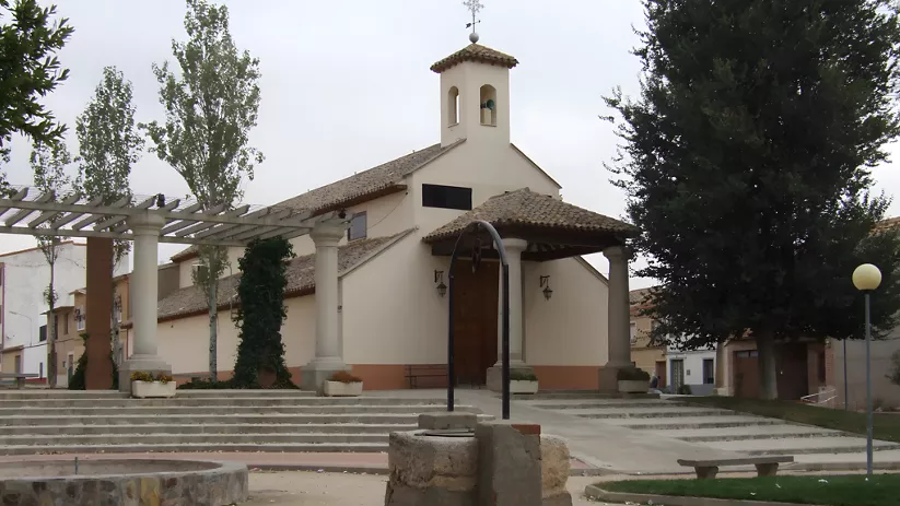 Capilla de fachada clara vista desde la plaza