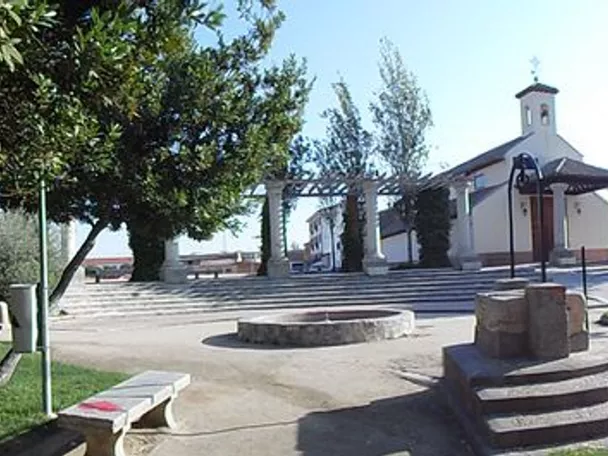 Plaza con pozo central y capilla al fondo