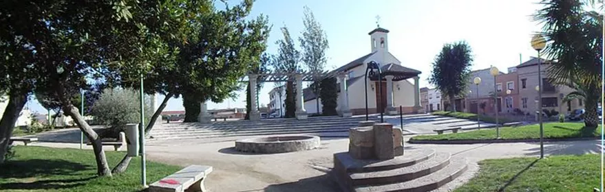 Plaza con pozo central y capilla al fondo
