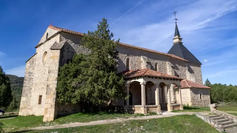 Fachada lateral de templo rural.