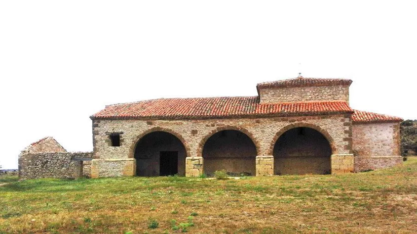 Ermita tradicional con galería porticada en entorno natural