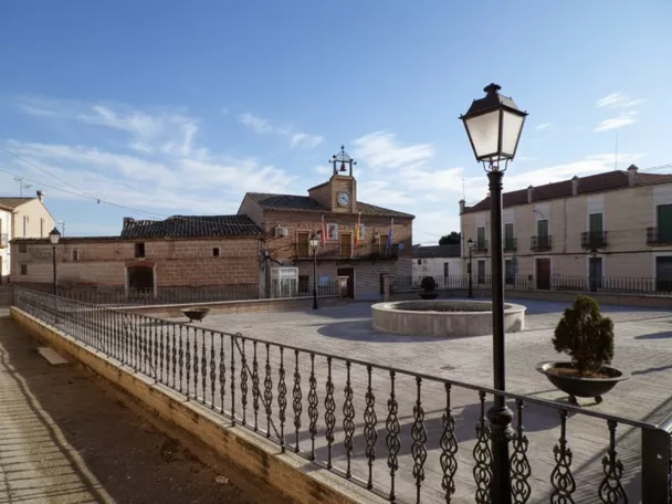 Vista nocturna del casco urbano iluminado