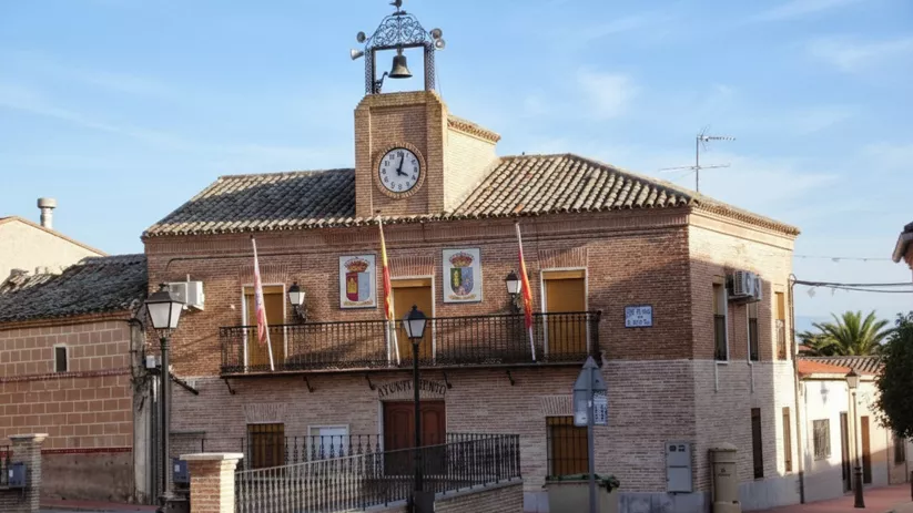 Fachada de edificio municipal en plaza abierta