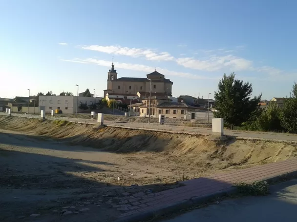 Vista general del casco urbano junto a un cauce seco