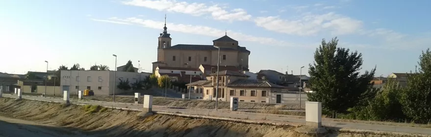 Vista general del casco urbano junto a un cauce seco