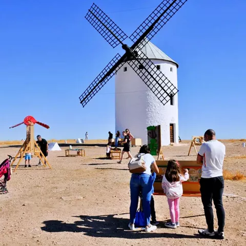 Molinos y actividades al aire libre en el festival Escenario Infinito