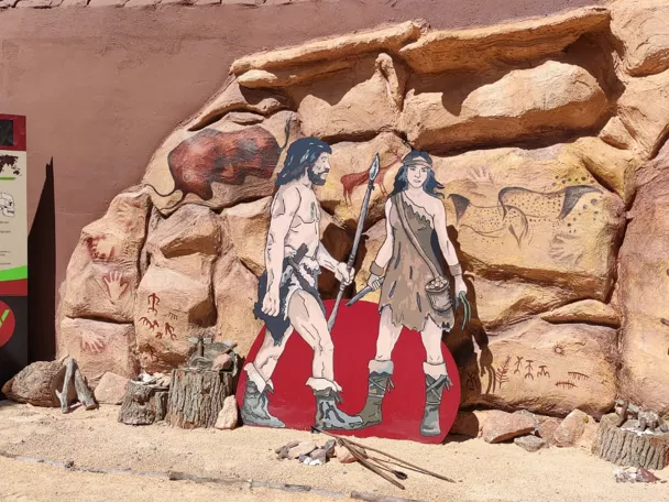 Panel prehistórico con figuras ilustradas y pinturas rupestres