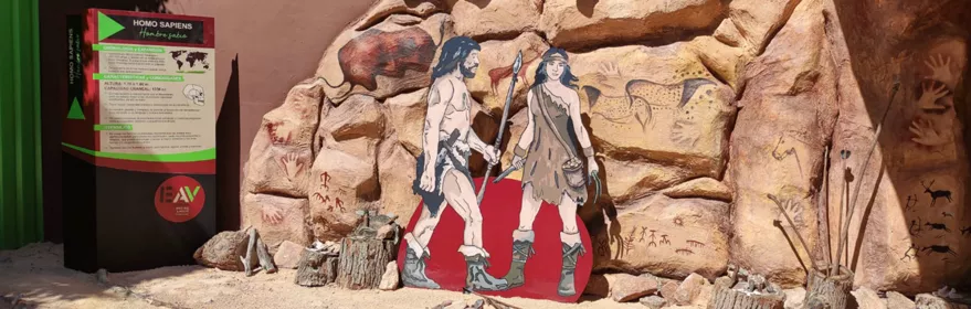Panel prehistórico con figuras ilustradas y pinturas rupestres