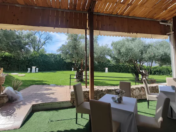 Vista de una terraza con mesas