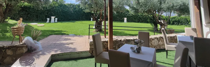 Vista de una terraza con mesas