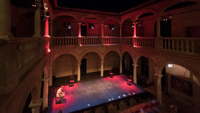 Escenario interior con iluminación teatral nocturna