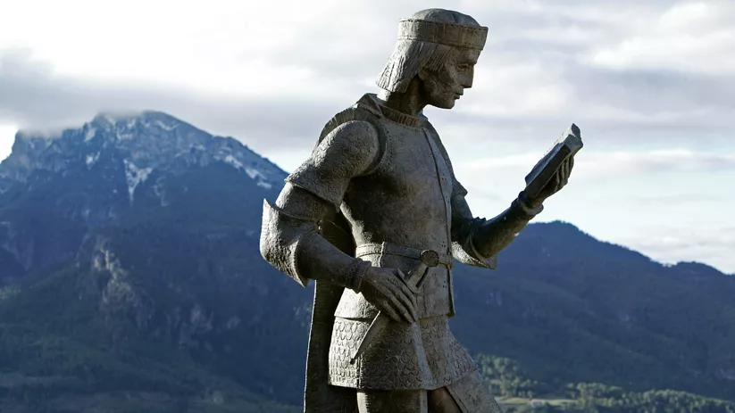 Escultura medieval con paisaje montañoso