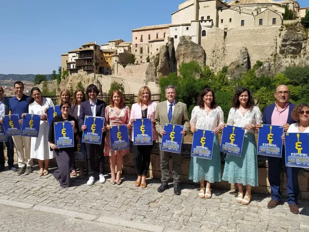Presentación de festival cultural al aire libre