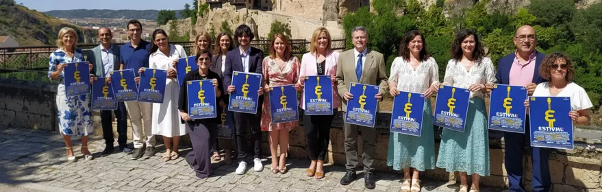 Presentación de festival cultural al aire libre
