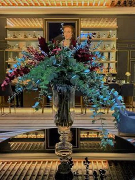 Imagen de jarrón con flores en el salón del restaurante