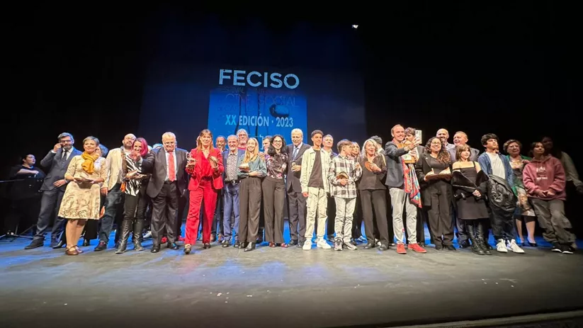 Participantes y premiados sobre el escenario durante gala de festival de cine