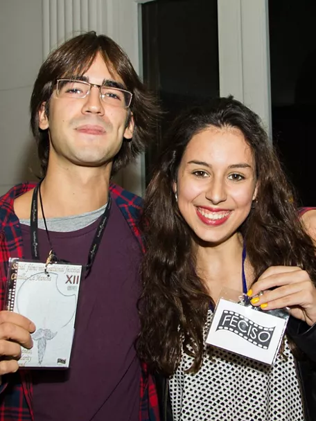 Asistentes posando con acreditaciones en evento cultural y cinematográfico