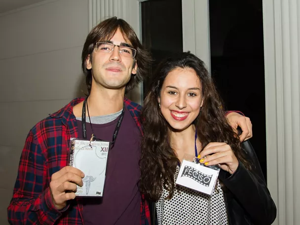 Asistentes posando con acreditaciones en evento cultural y cinematográfico