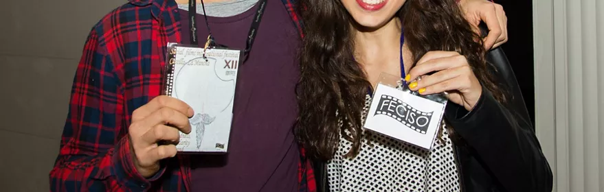 Asistentes posando con acreditaciones en evento cultural y cinematográfico