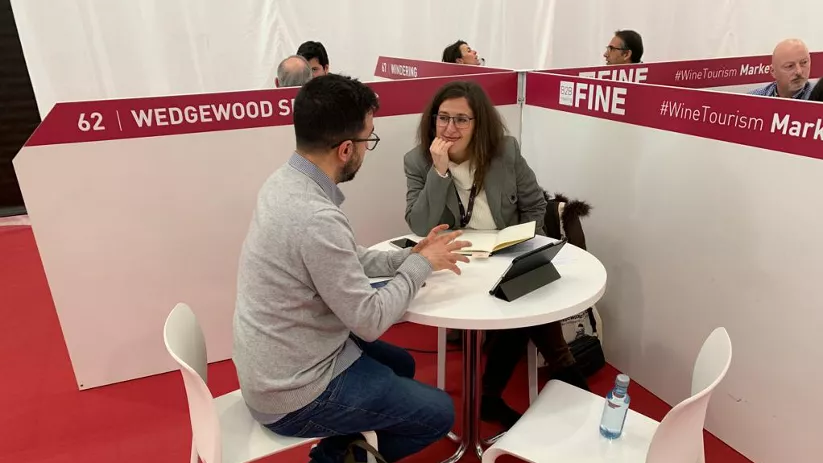 imagen de dos personas en una mesa