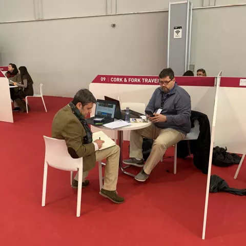 Imagen de una mesa de la feria