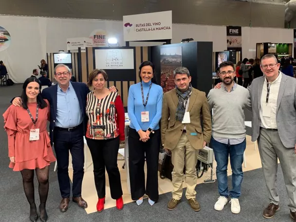 Imagen de un grupo de personas en la feria