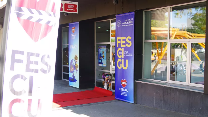 Acceso a sala con alfombra roja.