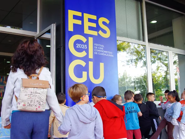 Entrada de público a festival de cine.
