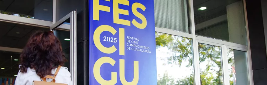 Entrada de público a festival de cine.