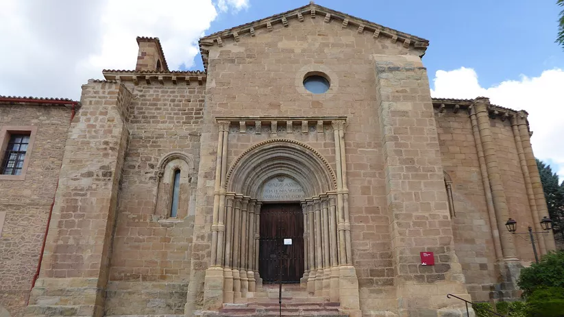 Fachada románica con portada abocinada.
