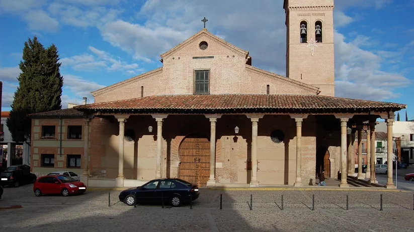 Fachada de iglesia monumental en plaza urbana.