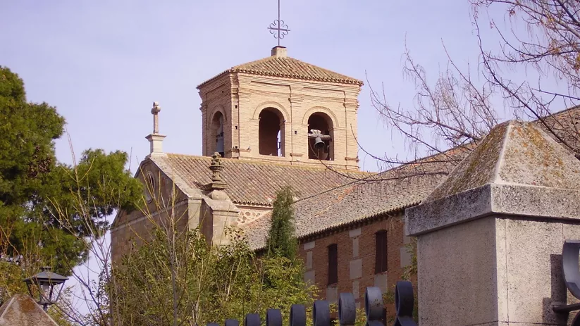 Iglesia de ladrillo con torre campanario