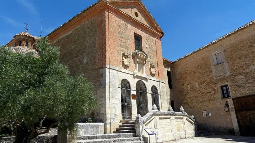 Fachada de iglesia y museo religioso de arquitectura histórica