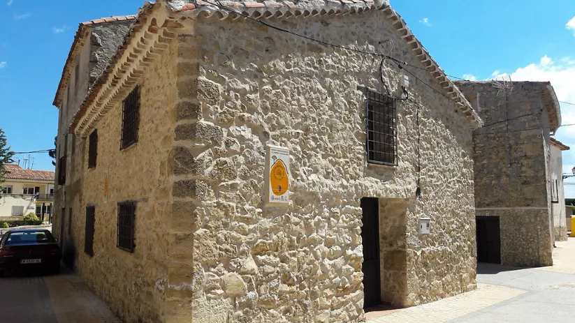 Fachada de museo paleontológico en edificio tradicional.