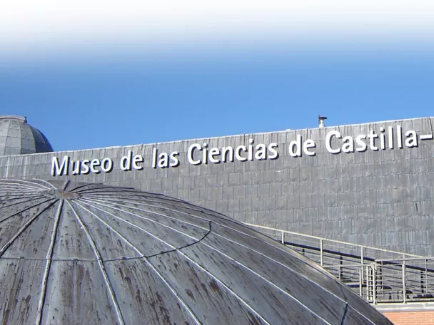 Fachada moderna con cúpula y letras en relieve