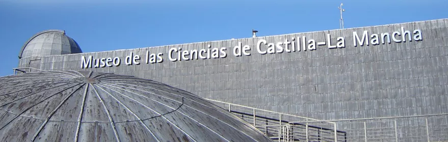 Fachada moderna con cúpula y letras en relieve