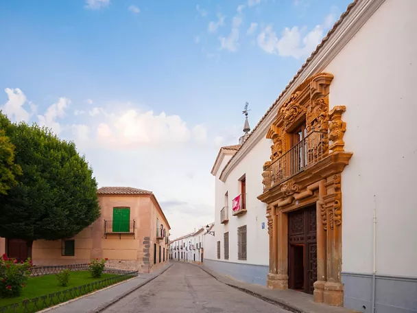 Fachada del Palacio de los Condes de Valdeparaíso en Almagro, con portada barroca de piedra y balcón noble sobre la entrada.