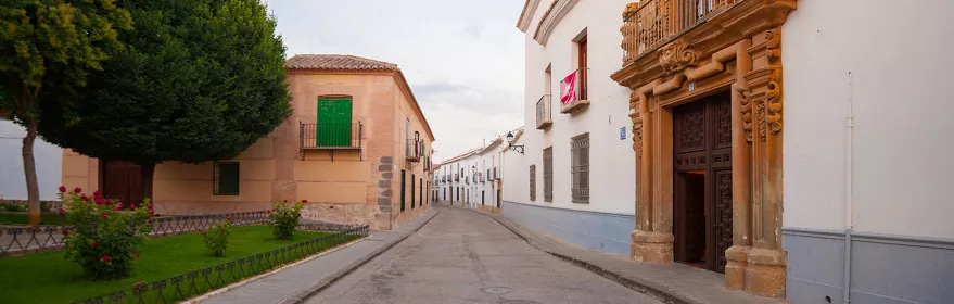 Fachada del Palacio de los Condes de Valdeparaíso en Almagro, con portada barroca de piedra y balcón noble sobre la entrada.