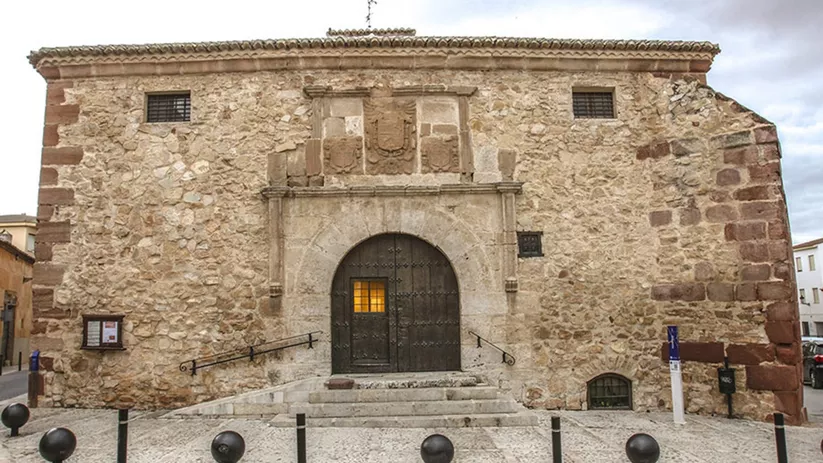 Fachada principal de construcción histórica con arco de acceso