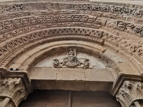 Arquivoltas talladas con motivos geométricos y vegetales.